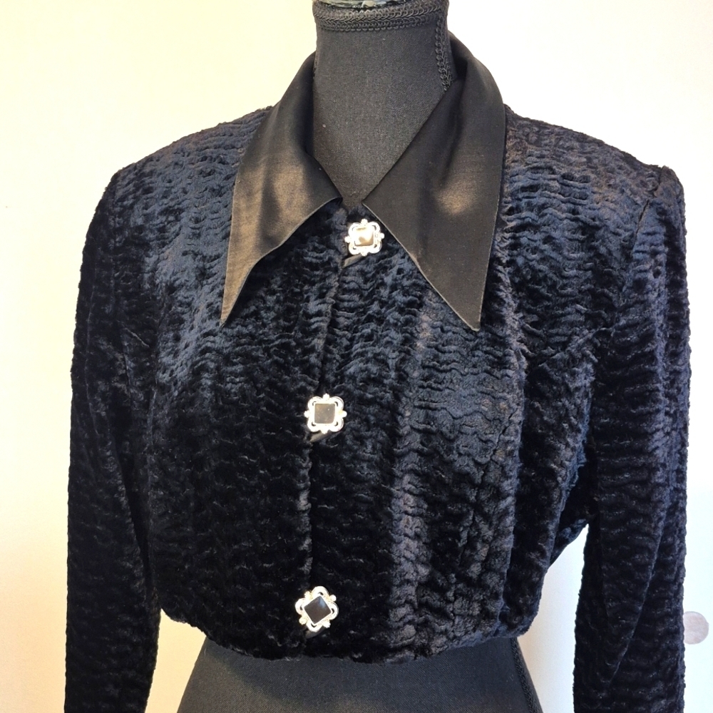 LORI WEIDNER Evenings Black velvet/satin Collared button cropped jacket - 8